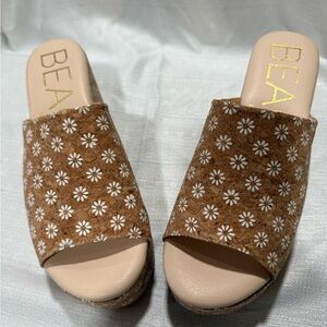 BEA Women's Tan Floral Slide Sandals